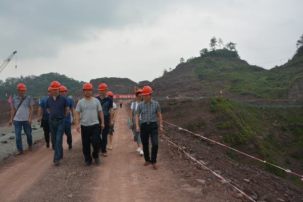 王裕明一行到第一工程處蟠龍湖項(xiàng)目部檢查指導(dǎo)工作