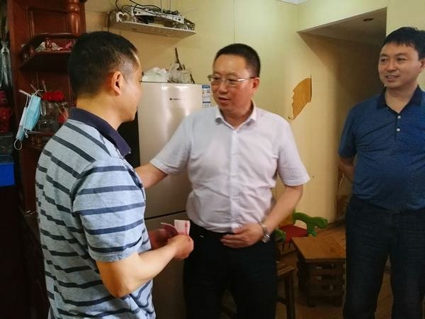 公司黨委書記、董事長代勇一行深入結對幫扶困難職工家庭開展走訪慰問活動