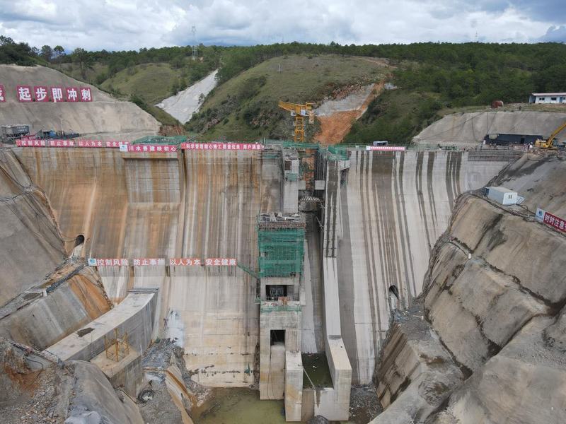 鹽源縣龍?zhí)了畮齑髩雾樌€封頂