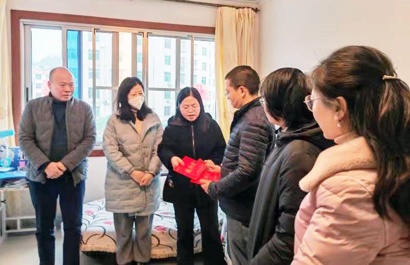 集團(tuán)副總經(jīng)理隆文非一行到建設(shè)公司慰問(wèn)“一對(duì)一”幫扶困難職工暨開展安全檢查指導(dǎo)工作