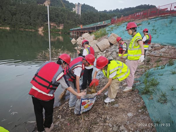 青年職工齊參與，清河行動顯擔當—亭子口項目開展清河行動