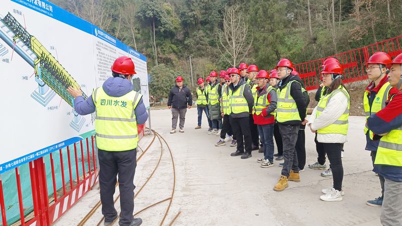 三分公司在亭子口項目舉行高大渡槽施工工藝、施工技術學習交流活動