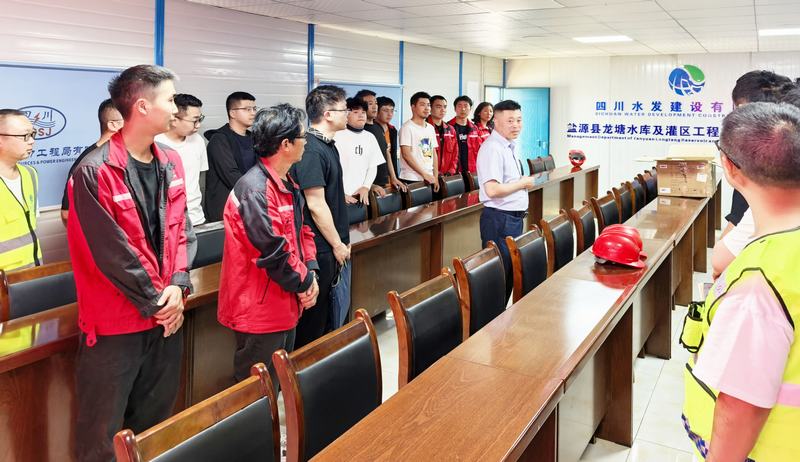 唐克飛到龍?zhí)另?xiàng)目開(kāi)展“夏送清涼”慰問(wèn)活動(dòng)